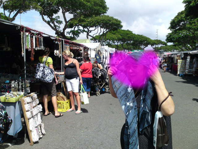 そして一旦、ホテルに戻ってからタクシーでアロハスタジアムへ！青空市が催されてます。ここもいろ〜〜んなお店があって、たのし〜。しかも安い！