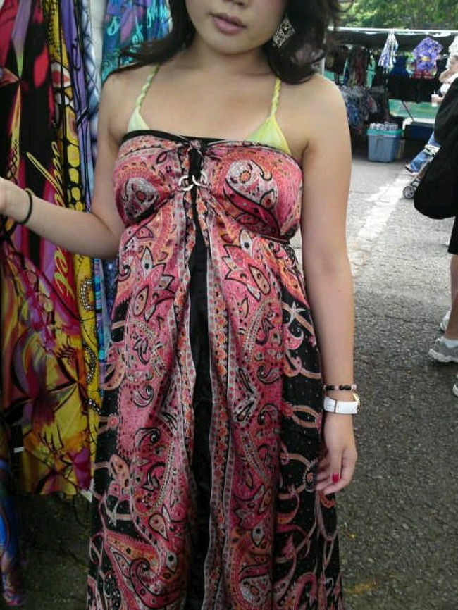 こ〜んな綺麗な生地がたくさん売ってるお店があったり。これは巻き方ひとつで、いろんなスタイルのワンピース、スカートになるとゆー布。お店のおねーさん曰く、「１００％シルク！」ほんと〜〜？（笑）値段は３０ドルなのに〜〜？？？？（笑）そんな安いシルクあるの？（笑）でも、安いし可愛いし、一枚買っちゃった！