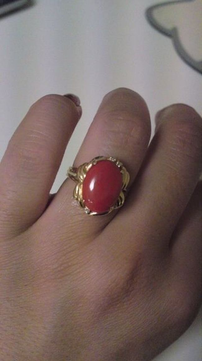 こういったジュエリーとかもたくさん売ってます。これは１８Ｋ、サンゴ、ダイヤのリング。最初、５１０?とか言われたのを３１０ドルくらいまで値切りました。。（笑）それでも高い？（笑）でも、気に入ったからいーの♡