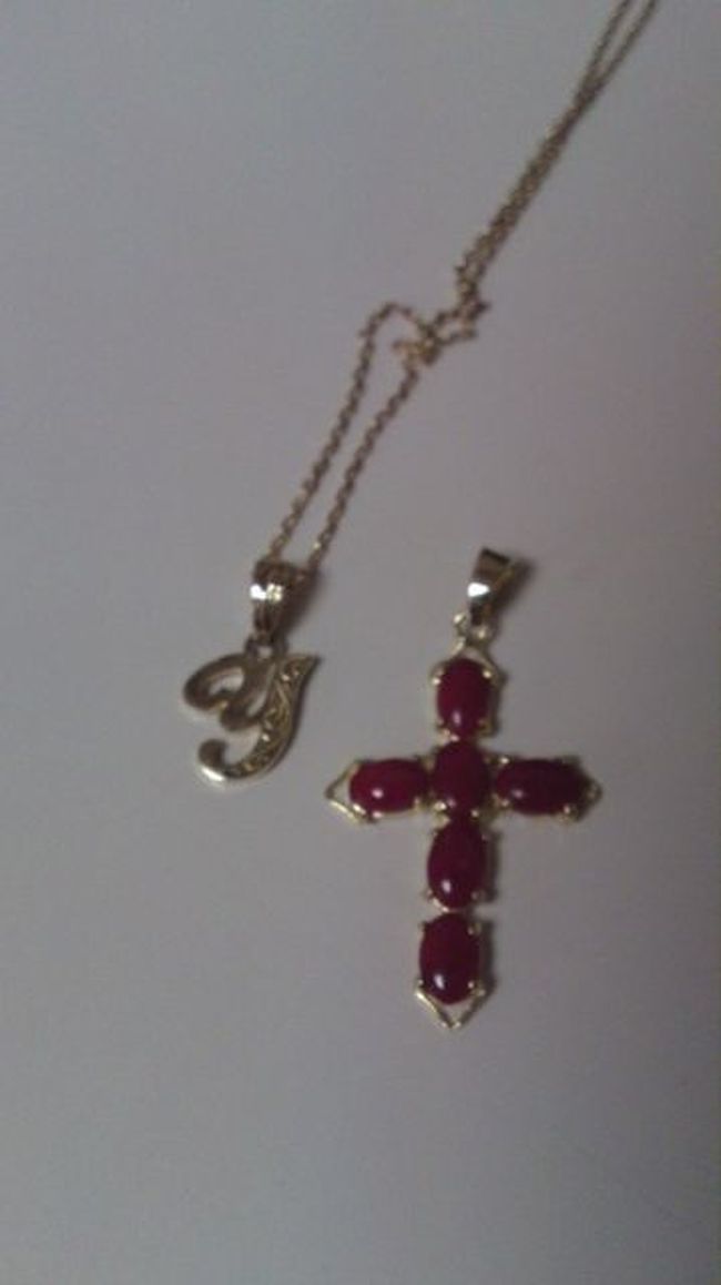 イニシャルの１８Ｋペンダントトップは、なんと５３ドル。。。。！めっちゃ安くない？！クロスのペンダントトップはサンゴ。