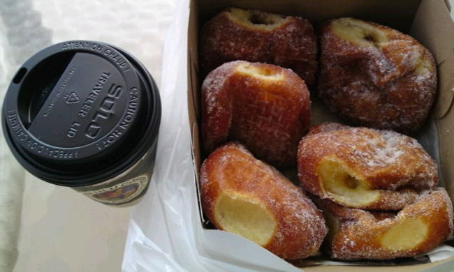 アロハスタジアムの帰りに、かの有名なレナーズへ！マラサダを買って、ホテルの部屋で食べたよ〜！