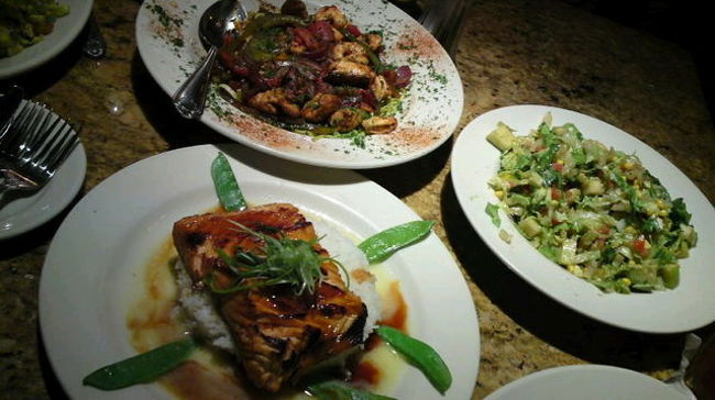 そして夜は念願のチーズケーキファクトリーへ！やっぱり１Ｈほどの待ち時間があったので、その間にロイヤルハワイアンショッピングセンターで買い物♪<br />この日のメニューは味噌サーモン（激ウマ）ケイジャンチキンパスタ、サラダ！味噌サーモン激うま〜