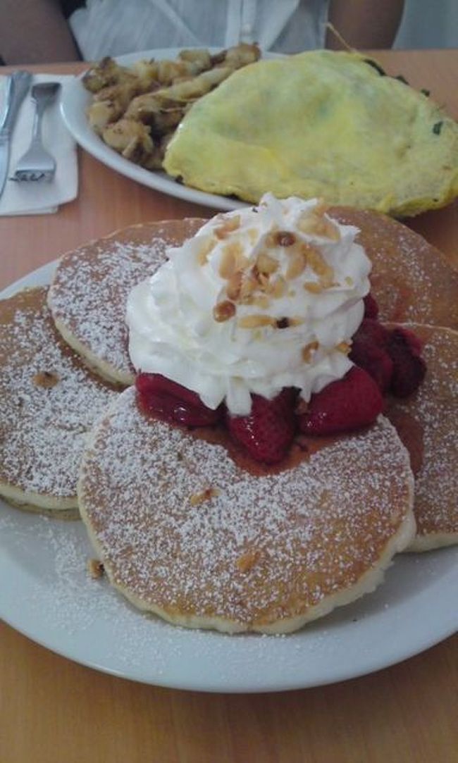 ４日目は朝からかの有名な（笑）egg's thing'sへブランチへ！８時半くらいに行ったけど、並んでたよ〜！でも２０分くらいで入れた！日本人は皆、こぞってこの２品を注文（笑）みーーんなこれ！ストロベリーホイップパンケーキとほうれん草のオムレツ!日本人は漏れなくこれを注文！（笑）