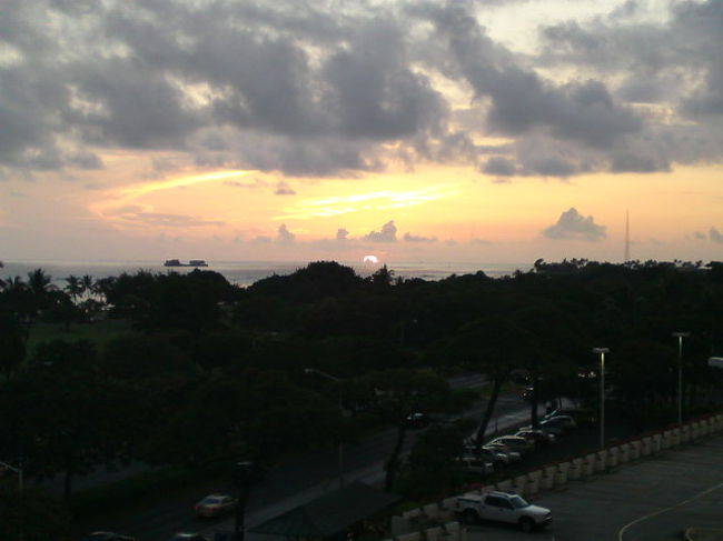 そして〜アラモアナショッピングセンターで一日、買い物。。。♡ディナーはニーマンマーカス３階の「マリポサ」のテラスで、サンセットを見ながら。。。