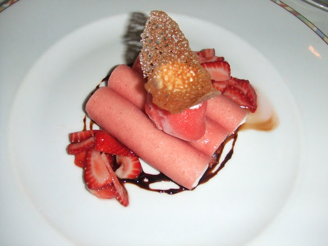 このデザートのストロベリークレープめっちゃ美味しかった♡やばかった〜♡