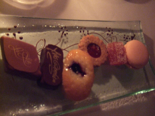 食後のコーヒーと頂くクッキーとチョコ。チョコにも「ラ・メール」の文字が♡贅沢な一時を過ごしました。。そんなワケで、母娘二人の旅行は終わりました。。。。♡何度も何度も訪問してるハワイだから、割とマンネリ化しつつあったんですが、ファーマーズマーケットやスワップミート、カイルアビーチ等、いつもとは違うところへ積極的に出向いたので、なかなか新鮮で良かったです。やっぱりハワイサイコー！