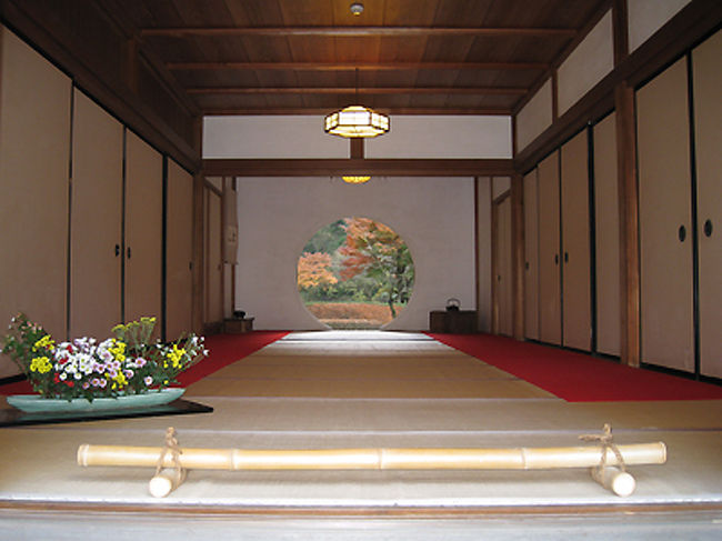 明月院の有名な満月窓です。休日にはこの写真をとるのに一苦労ですが、平日でしたので待たずに撮れました。