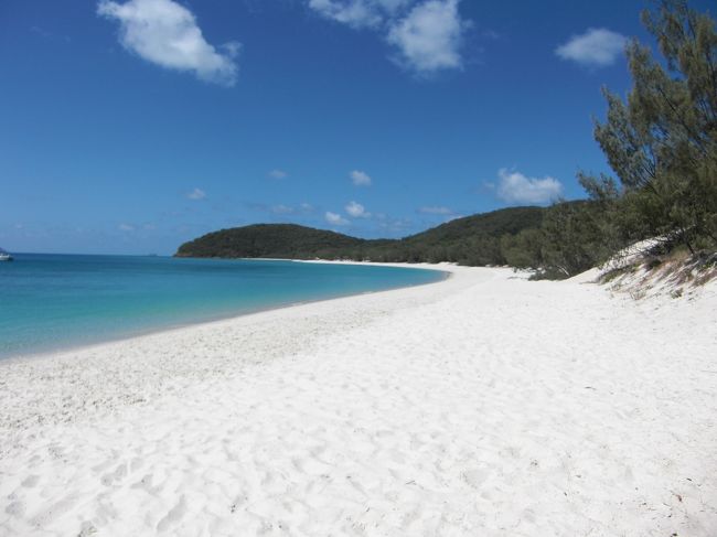 およそ30分でつれてこられたのは、<br /><br />真っ白なビーチ！！！<br /><br />写真の10倍は白いです。<br /><br />ここがうわさホワイトヘヴンビーチ！！