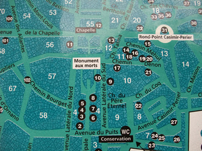 今日は11月1日。「諸聖人の祝日」だそうです。<br />この時期はお盆のようなお墓参りシーズンらしいです。<br /><br /><br />せっかくだから、私もまねすることにして、<br />ペール・ラシェーズ墓地にきました。<br /><br /><br /><br />・・・ペール・ラシェーズ駅側の入り口で地図確認中。<br /><br />なんか広くていっぱいあって大変っぽいよ。<br />ガイドブックの小さな地図じゃ歯が立たないー。<br /><br /><br />ショパン先生のお墓の場所は、、、、、<br />確か18番か19番（記憶があいまい）<br /><br />ドラクロワ、ロッシーニ、エディット・ピアフ、モディリアーニ・・・・他もいろいろあるみたい。チェックするのも大変！！