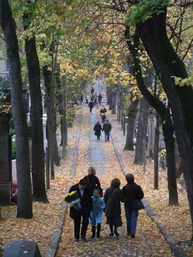 日本と違って、公園みたいな雰囲気もある。<br /><br />そして普通にお墓参りにいらしてる方たちっぽい。