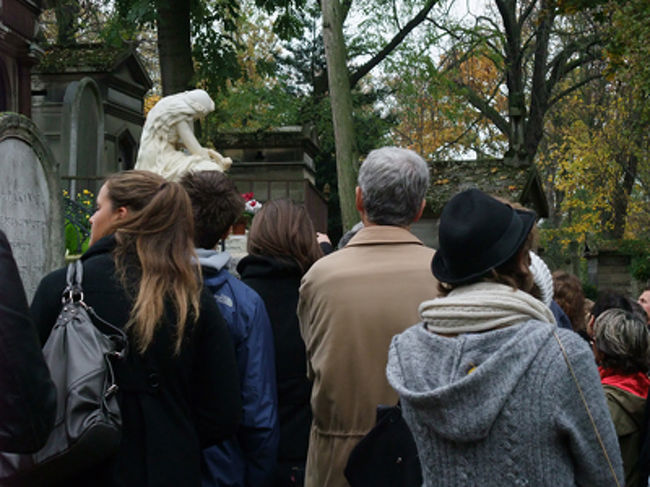 なんとかショパンのお墓にたどりついた！<br />（結構むずかしかった！！！）<br /><br /><br />・・・と思ったら、ショパン先生は大人気で、ちょうどどこかの団体のガイドが熱弁ふるってるー。<br />しょうがないからここで待機。