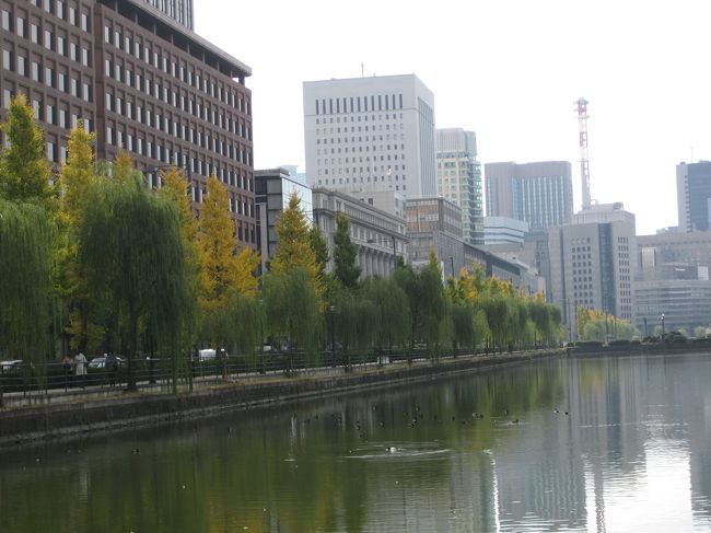 『丸の内のビル街に五時のサイレンが鳴り響くと、プラタナスの並木道の両側はたちまち黒い蝙蝠傘で埋まった。<br /><br />大手門から丸の内一丁目へと続く大通りは、北側に安田銀行と朝鮮銀行、南が第一銀行、台湾銀行、横浜正金銀行と続く大銀行街である。』