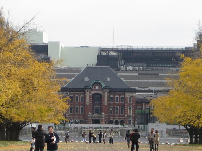 東京駅は戦災で失われた南北二つのドームや3階部分が復元工事中。<br /><br />『丸の内の中央改札をぐるりとめぐるステーションホテルの廊下から、松蔵はドーム下の円い広場を見下ろしていた。<br /><br />天窓から射しいる午後の光が、目の高さのシャンデリアを透かして、広場のモザイク床を七色に輝かせている。<br /><br />東京にもこんな美しい場所があったのだと、松蔵は初めて知ったような気がした。』<br />(以上　天切り松シリーズより抜粋）<br /><br />変貌をとげる今、それでも東京が好きなのである。<br /><br /><br /><br />