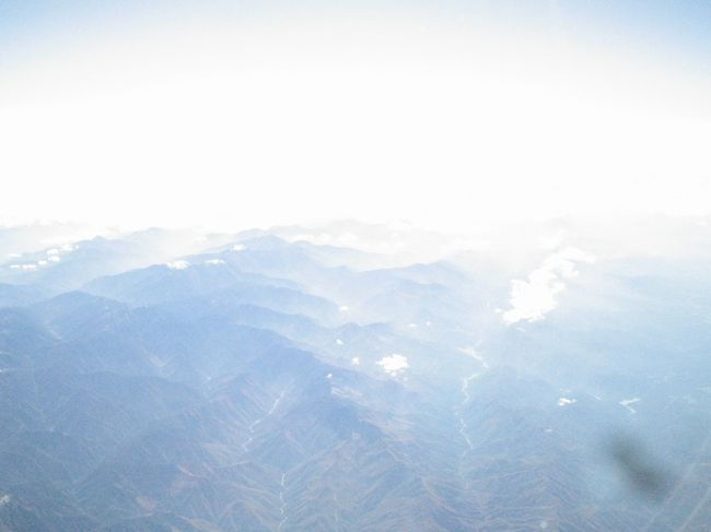 今回初めての通った韓国線飛行ルート。<br />日本アルプスを南から北へと縦断。<br /><br />富士山はよく見るけど、赤石、木曽、飛騨山脈すべてがみえるこのルートは最高。<br />写真映りはイマイチだけど、肉眼でしっかりみました。<br />母も、何度も飛行機乗ったけどこんなにきれいな景色は初めて！と感動していました。