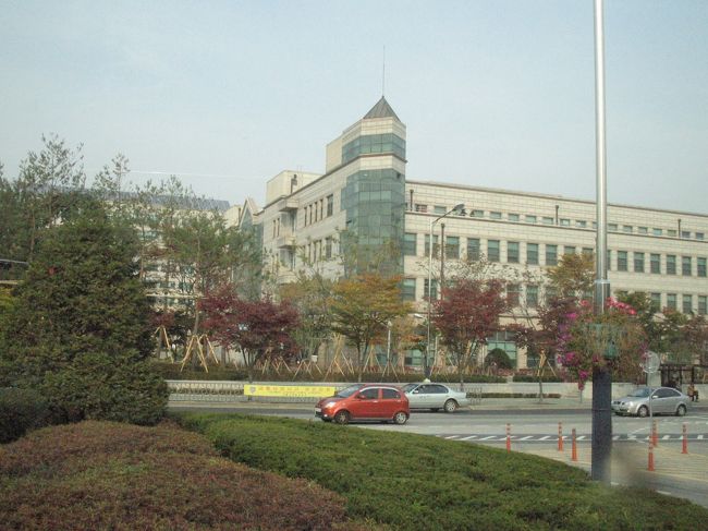 このあたりは新村。<br />韓国の慶應と呼ばれる延世大学。名門校です。<br /><br />素敵なキャンパスです。<br />