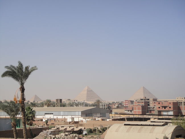 ホテルへ戻る前にピラミッドビューなところでタクシー止めてくれました。<br /><br />ピラミッドもこれが最後。<br />はじめ見たときはものすごーーーく興奮したけど、意外と見慣れてしまうと街並みの一部に溶け込んで見えました。<br /><br />エジプトは全てがデカイ！！！！ほんとに期待を裏切ることのない魅力たっぷりな国でした。<br />たのしかったぁ〜♪♪<br /><br />絶対また来るよーーー！！！