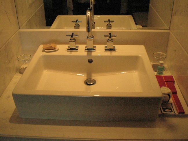 清潔でお洒落な洗面台ですが、クチコミ通り、水がはねて使い心地はイマイチ。