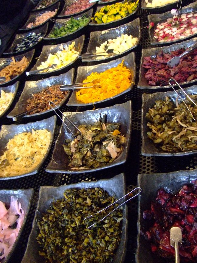 お土産やさんもウロウロ。<br /><br />このお漬物の試食品の数ーーー！！！！<br />色の数ーー！<br /><br />もはや芸術。。と思ってﾊﾟﾁﾘ<br /><br />