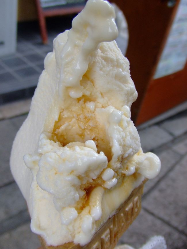 あの有名なジェラート屋さんで（名前忘れた）<br /><br />豆腐アイスを食べる。<br /><br />醤油をかけたらもろ豆腐！！（笑）<br /><br />冷奴を食べてるような感じになりました（笑）<br />夏の食卓を思い出しました。。。（笑）<br />