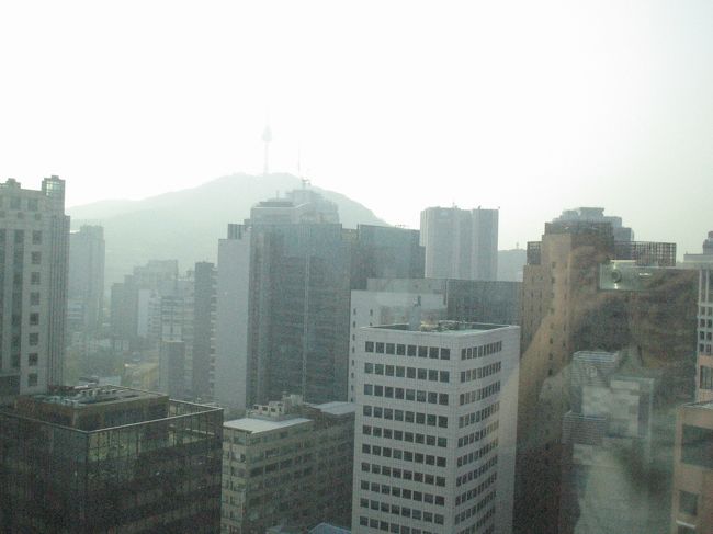 部屋の大きな窓からはソウルタワーが見えます。