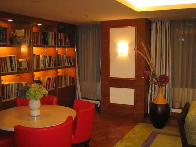 しばらくの間、撮影会やってたけど、全く人の気配なし。<br />このラウンジ、利用する人いるのかなあ？