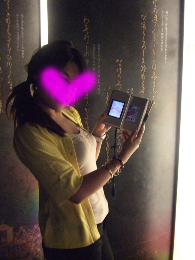 壁一面には一首が描かれています。<br />その歌の傍に行くと、ＤＳが歌を読み上げます。<br />すごーい