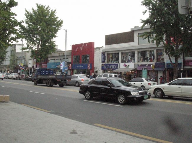 旅の目的の梨泰院にやってきました。<br />ロッテホテルから無料シャトルバスがでています。<br /><br />母はレザーのロングコートを格安で購入しました。<br />