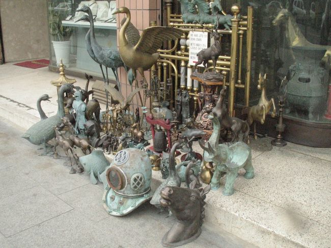 梨泰院は皮製品のお店がたくさんありますが、繁華街からすこしはずれるとアンティークショップもあったり、偽ブランド品のお店が多いことでも有名だそうです。<br />「いいにせものがあるよ」との呼び込みには苦笑。<br />面白い街です。<br />欧米人をたくさんみかけるのもこの街の特徴でもあります。