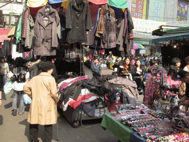 梨泰院からはタクシーで南大門市場へ。<br /><br />南大門市場ではお土産の韓国海苔とお茶をたくさん買いました。<br /><br />前回お土産のざくろ茶が気に入っていた母は、ざくろ茶をたくさん買い込んでいました。<br /><br /><br />