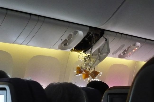 離陸して間もなく、　窓側の席で酸素マスクが落ちてきたー　　はじめて見た。　すぐに乗務員の男性が　押し込もうと・・・