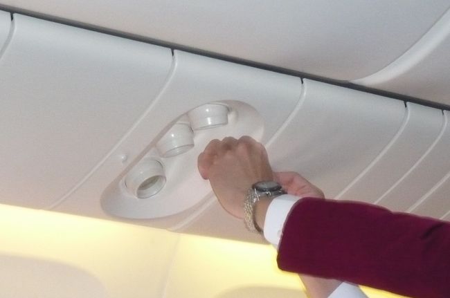 ようやく　セロテープで補修。　む、む、む。　と言う事は　本当にマスクが必要な時、この席の乗客は手動でテープをはがすのね！（笑）