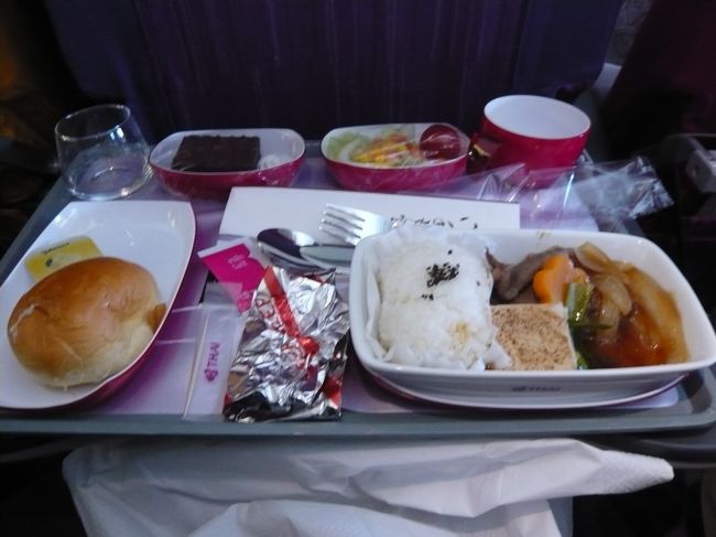 昼食です。　以前と違ってメニューカードがないので、　肉料理にしました。　美味しかったです。