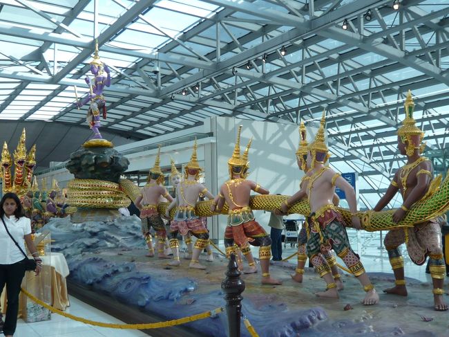 タイ国際空港着、　大きな空港です。　乗り継ぎのゲートまで、持ち物チェック、パスポートチェック、長い通路を・・・　ようやく　ヤンゴン行きのゲート　へ。