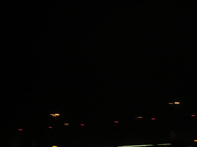 真っ暗な　ヤンゴン到着。　灯りもありますが、　暗い。　それでも人々はかなり見かける、　女性の姿も、　屋台も　危なくはないみたい。