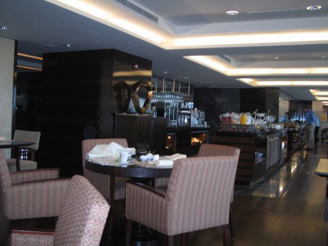 クラブラウンジでの朝食。<br />ほとんどが欧米のビジネス客ばかり。<br />海外ひさしぶりの母はちょっと怖がって（？）いたみたい。<br />日本人多いはずのロッテホテルにしては、ちょっと雰囲気がちがうかな。