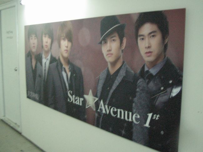 見つけたのが、東方神起。きゃー！<br /><br />じんまま、実は隠れファン。<br /><br />写真撮ってたら、通勤途中のOLさんたちに思いっきり笑われた。<br />じんままは｢冬ソナ｣より｢東方神起｣なのです！<br /><br />