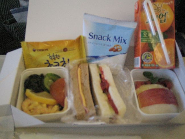 ANA908便の機内食。<br />この旅、無事終了。17時前に成田到着。出迎えのタクシーで18時過ぎには帰宅予定だったのですが、、、<br /><br />成田空港の滑走路がたいへん込み合っているということで、房総沖で１時間近く旋回。<br /><br />２時間で着くはずが３時間以上のフライトとなり、周りの乗客はかなりいらいら。<br /><br />この１時間で旅の疲れがどっと増しました。<br />成田空港、やっぱりどうにかしてほしいなあ。と実感。<br /><br />でも、母を連れた初海外、無事に行ってこれてよかった！