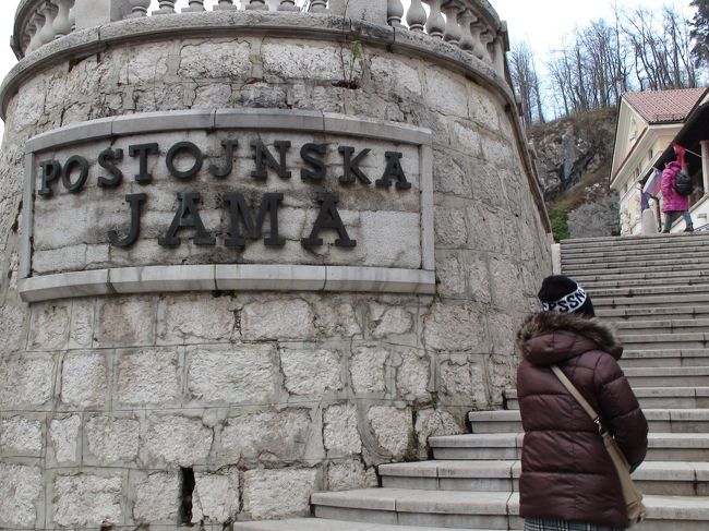 ポストイナ鍾乳洞に来ました！<br />妻の後ろ姿、寒かったね。。