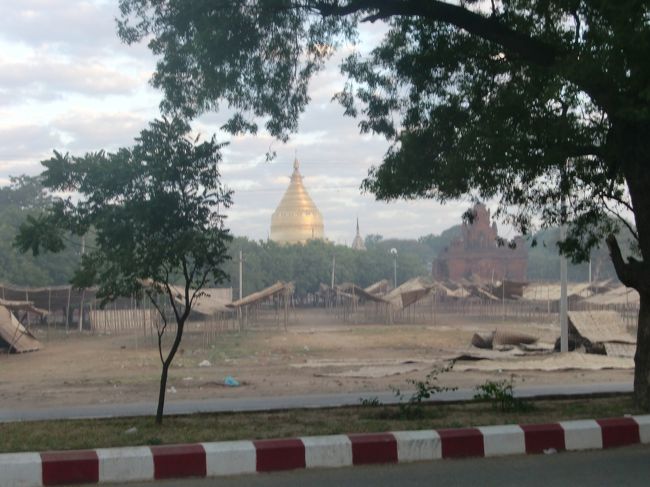 朝は６時半起き。<br />まだ肌寒いね。<br /><br />ホテルからは、シェズィーゴォン・パヤーが見えます。<br />朝食をとりつつ、今日の計画。