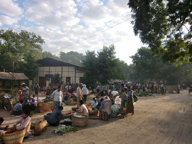 とりあえず、バスターミナルに行ってみて、ポッパ山行きのバスは何時か聞いてみると、８時半スタートと言う事。<br /><br />なので、マーケットまで行ってみる。<br />いろいろ物を売ってて、人もいっぱいだ。<br /><br />お土産屋の人に、タナカを塗りたくられる。。。<br />仕方ないので、お土産購入。