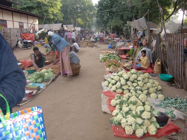 こんな風に、野菜の山。<br />キャベツとかブロッコリーとか。<br />売ってる物はあんまり変わらないかな。