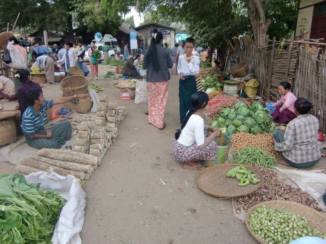 左で売ってる、木の薪みたいのが、タナカ。<br /><br />これを、砥石みたいな石の上で水で溶いて顔に塗るそうだ。<br />なんか、石鹸みたいなやつもある。