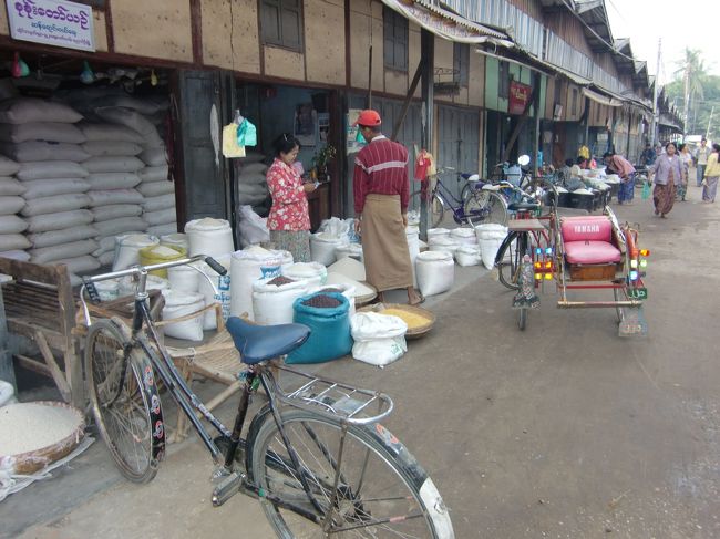 ここは、お米屋さん。<br />山積みだね。<br /><br />そのほか、トマト、スイカ、バナナ、イモなんか売ってました。<br /><br />一時間ほど、マーケットをうろついて、ターミナルへ。