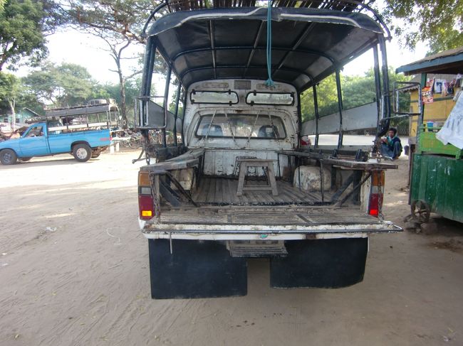 ポッパ山へは、今日は直接行く便がないそうで、チャウッパダウンってところまで、これで行って、乗り換えです。<br /><br />料金2000K、１時間半くらいだそうですが、、、<br />出発！って言ってもこっからは自分一人？<br />