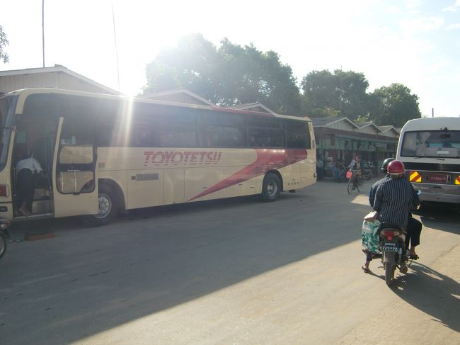 ターミナル出て、まずはマーケット前。<br />って、じゃあ、こっから乗ればよかったじゃん。<br /><br />止まってるバスは地元、豊橋鉄道！