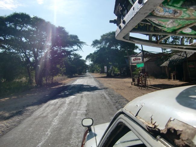 途中の村？で人をひろいつつ、屋根の上にも人乗せて、半未舗装？な道路をガタガタと。<br />タクシーでポッパ山を目指す旅行者の写真の的だ。。。<br /><br />しかし、人を乗せるたびにエンジンを止めるが、これが二度とかからないんじゃないかって思うくらい不安な感じ。<br /><br />また、ガタガタの道に椅子は板だけなので、昨日と違うところのお尻が痛い。。。<br />