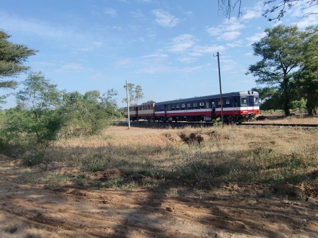 なんにもないところで、ふと車が止まると。。。<br /><br />お、列車だ。どうも踏み切りのようだ。<br />めったに列車の来ないミャンマーで踏み切り待ちとは。<br /><br />そんなこんなで、１時間半が過ぎ、、、<br />なかなか、着かんな。。。<br /><br />まあ、金属の塊になんとかエンジンとタイヤ付けましたって感じの車で、ガタガタ道だと、いつ分解するかと心配になりつつ。。。しかし、自分もばらばらになりそうな揺れだ。。。<br />たぶん最高速度は３０ｋｍ／ｈぐらい？坂道だと、つらそうだ。<br /><br />２時間ちょっとすぎたくらいで、やっと到着だ。<br />