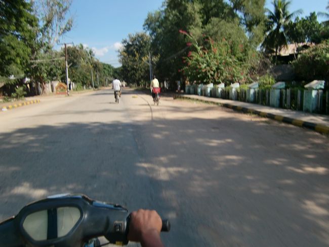 チャウッパダウンにつくと、っと言ってもちょっとした村？<br /><br />お茶屋の前でちょっと待てと言われて待ってみると、どうも今日はトラックバスは無いから、バイクタクシーでどうかと。<br /><br />まあ、それでもいいかと言う事で、バイクタクシーをチャーター（7000K）