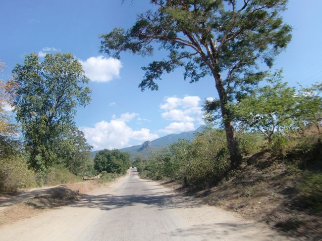 道は一段と未舗装部が増えて、バイクで走るのは怖いくらいだ。<br /><br />10〜20分走ると、遠くにポッパ山が見えてくる。<br />おおー、なかなか見栄えがいい！