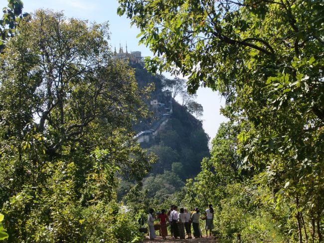 近くの写真ポイントに止まってくれて、写真を撮ると、なんか空に浮かぶお城のようだ。